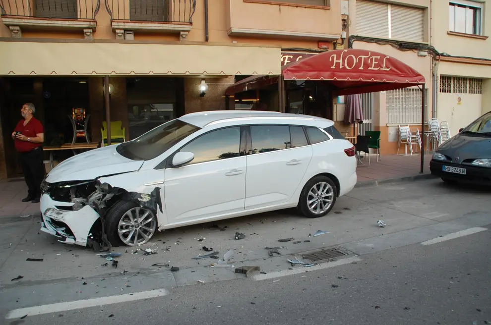 Un coche empotra a otro en un hotel de Sariñena