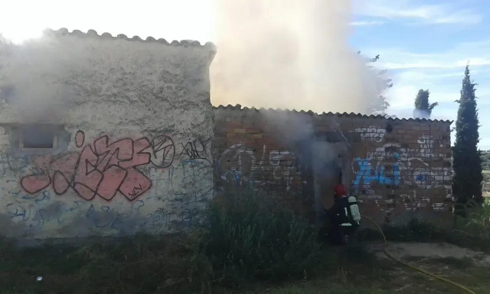 Arden dos edificios deshabitados en Barbastro