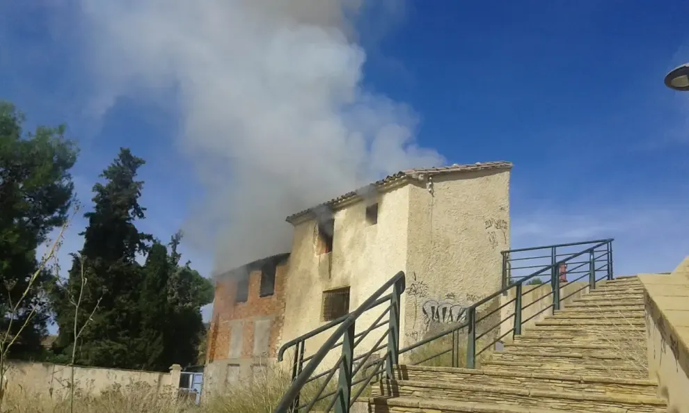 Arden dos edificios deshabitados en Barbastro