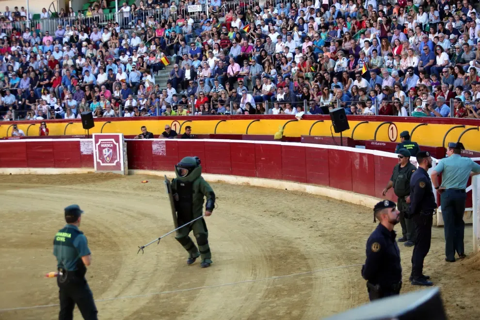 Exhibición de la Guardia Civil en la plaza de toros de Huesca