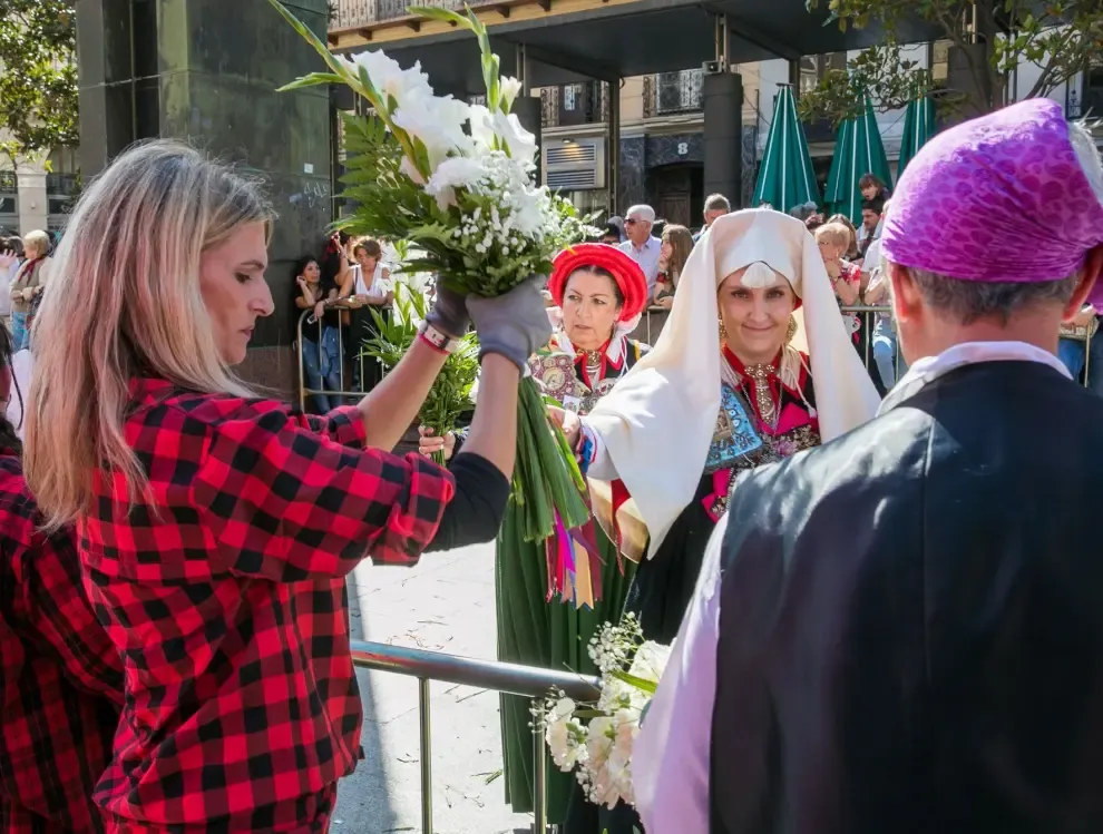 Ofrenda de flores a la Virgen del Pilar en Zaragoza