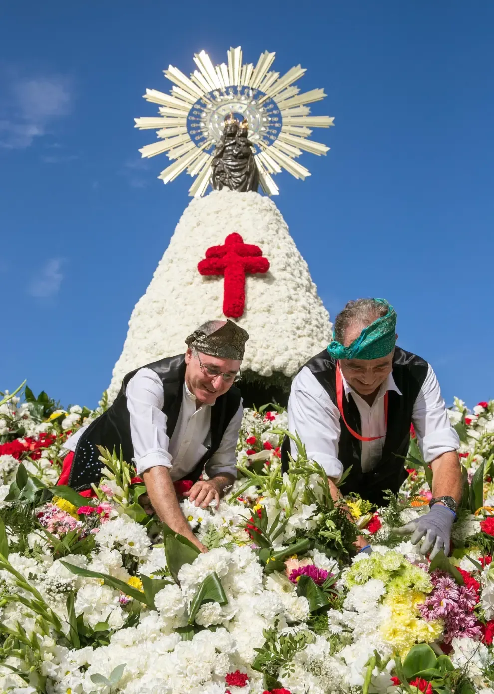 Ofrenda de flores a la Virgen del Pilar en Zaragoza