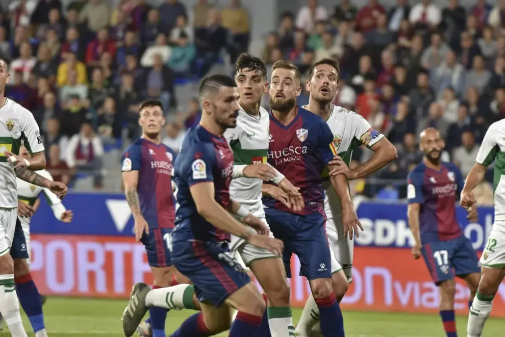 El Huesca vence al Elche en el Alcoraz (2-0)
