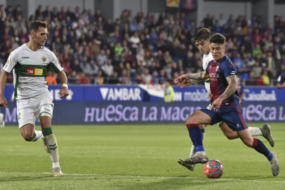 El Huesca vence al Elche en el Alcoraz (2-0)