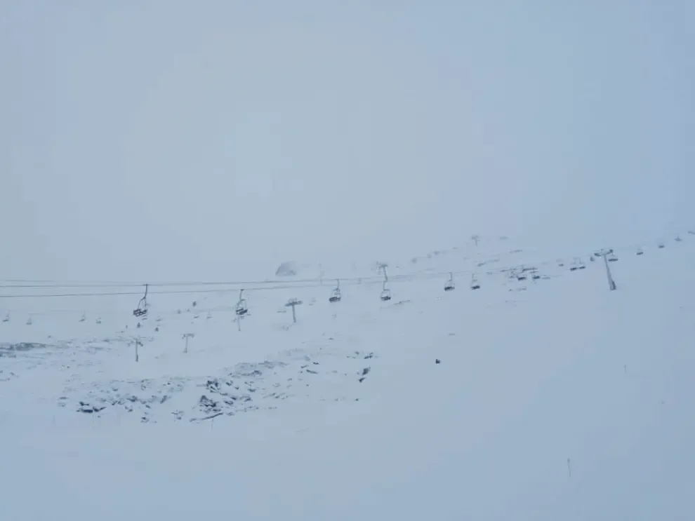 La nieve regresa al Pirineo en una fría jornada