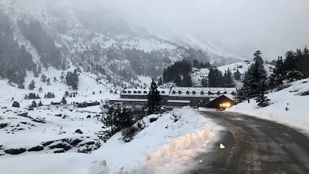 La nieve regresa al Pirineo en una fría jornada