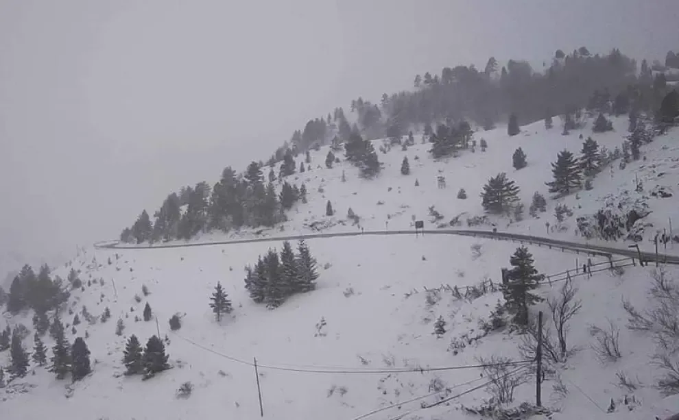 La nieve vuelve a cubrir de blanco el Pirineo este martes