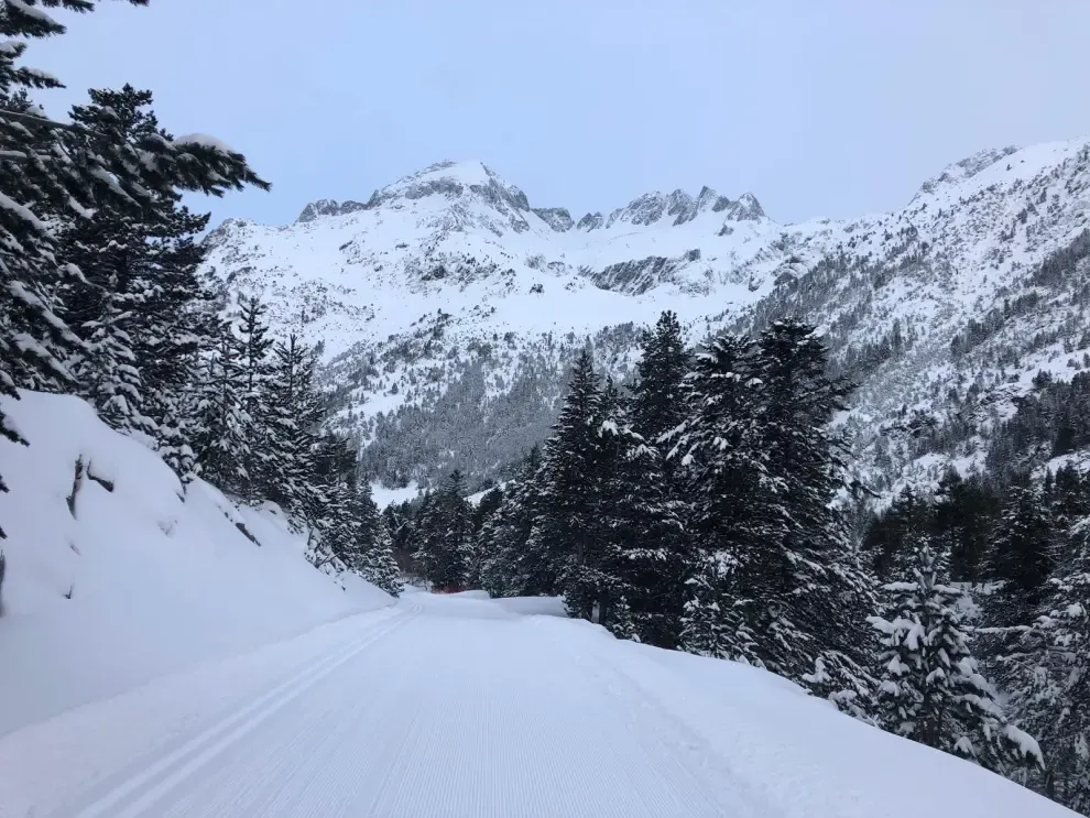 La nieve vuelve a cubrir de blanco el Pirineo este martes
