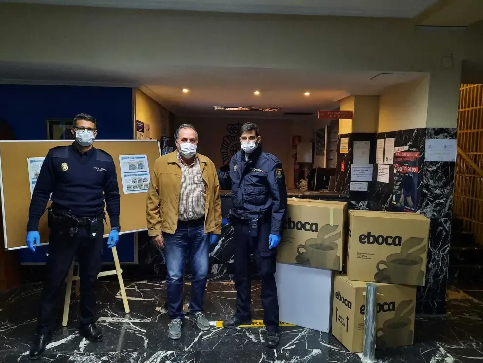Las pantallas de Julio Luzán llegan a comerciantes, sanitarios y fuerzas de seguridad
