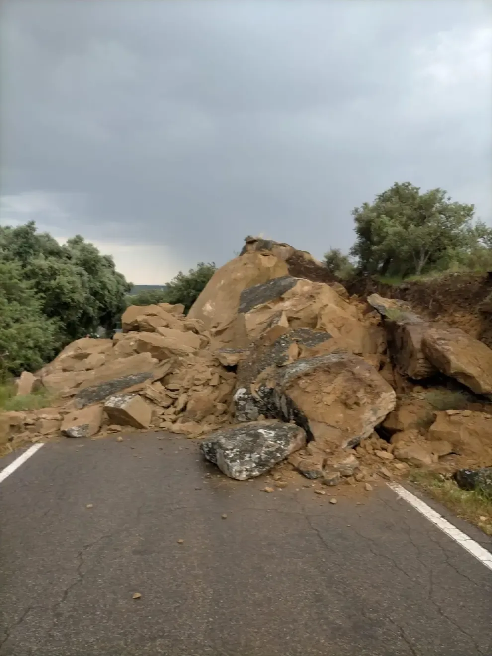Un desprendimiento de rocas corta la carretera entre Abiego y Azlor