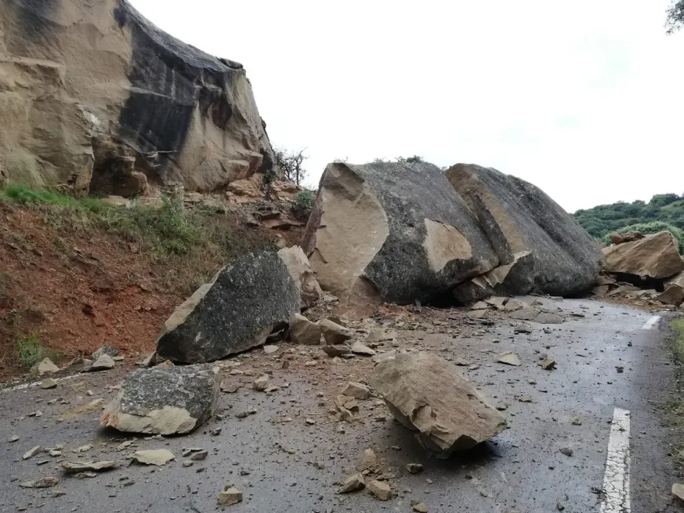 Un desprendimiento de rocas corta la carretera entre Abiego y Azlor