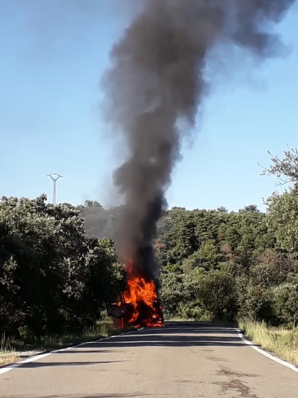 Incendio de un camión en la carretera entre Bierge y Rodellar