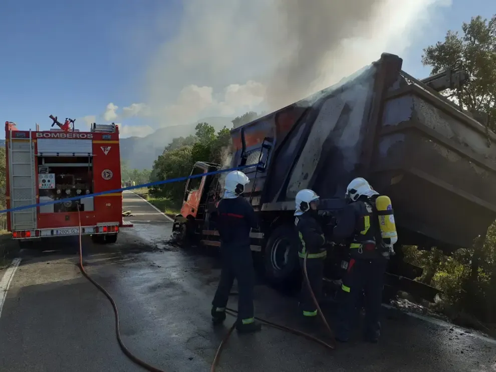 Incendio de un camión en la carretera entre Bierge y Rodellar