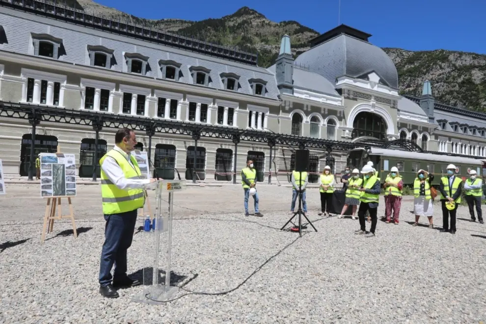 El ministro Ábalos visita las obras de la estación de Canfranc
