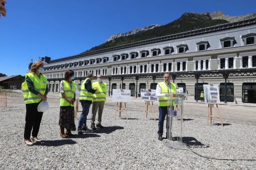 El ministro Ábalos visita las obras de la estación de Canfranc
