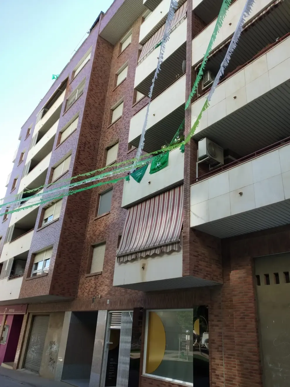 Pasaje Almériz al Poder celebra San Lorenzo desde los balcones
