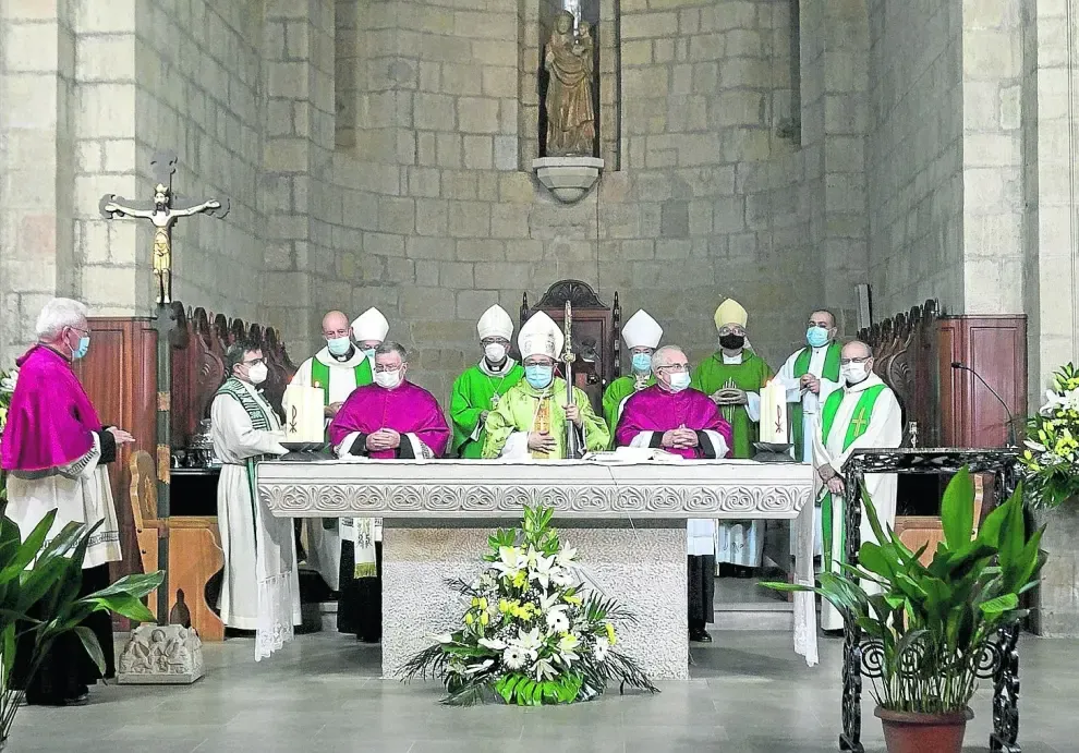 Visita del nuncio apostólico al Ayuntamiento de Monzón.