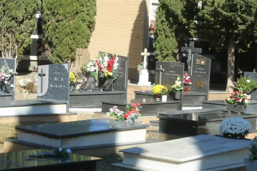 Víspera de Todos los Santos en el cementerio de Huesca