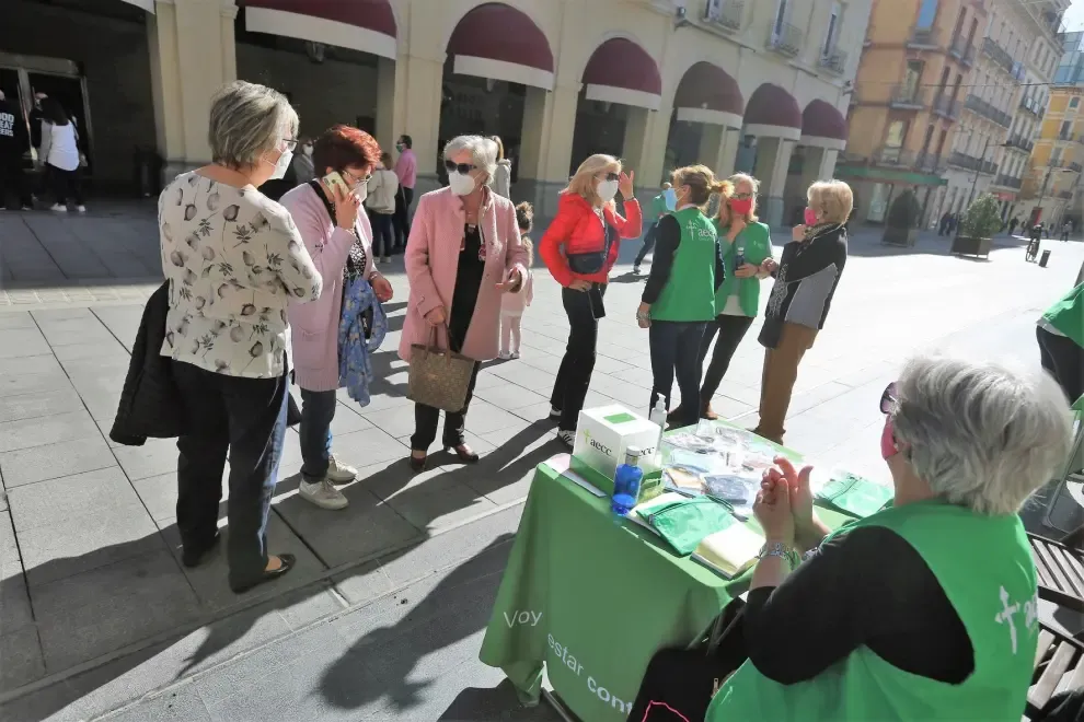 Mucha gente en las calles en el Día de Todos los Santos en Huesca