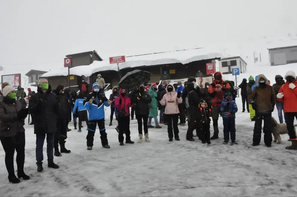 Concentraciones en las estaciones de esquí para pedir ayudas para el sector