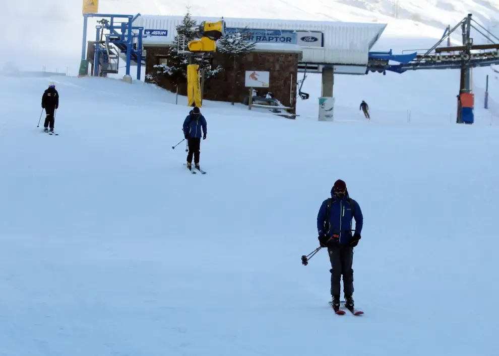 Astún abre la temporada de esquí en el Pirineo de Huesca