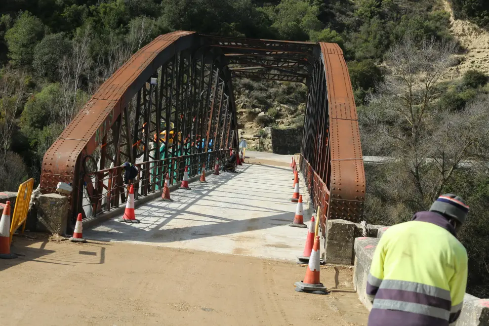 Los vehículos ya pueden cruzar otra vez por este puente, aunque siguen las obras.