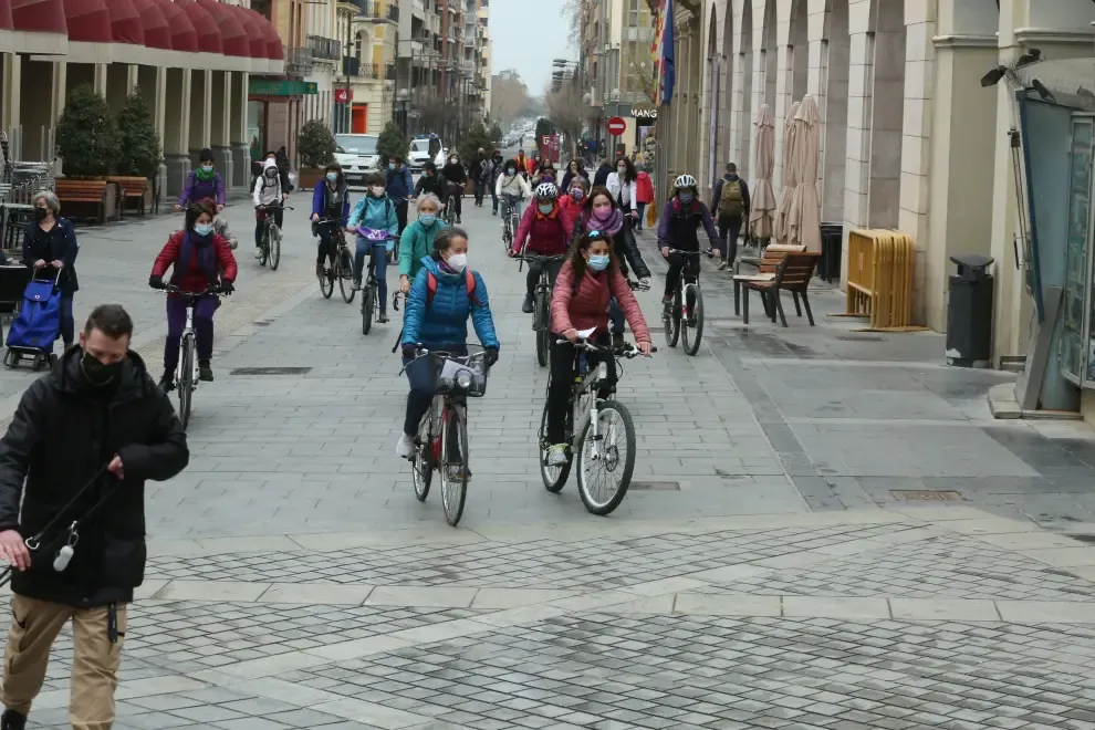 Bicicletada reivindicativa en Huesca con motivo del 8M.
