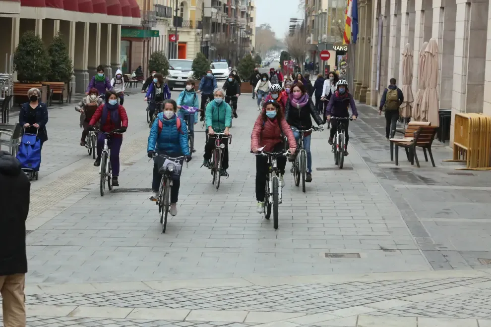 Bicicletada reivindicativa en Huesca con motivo del 8M.