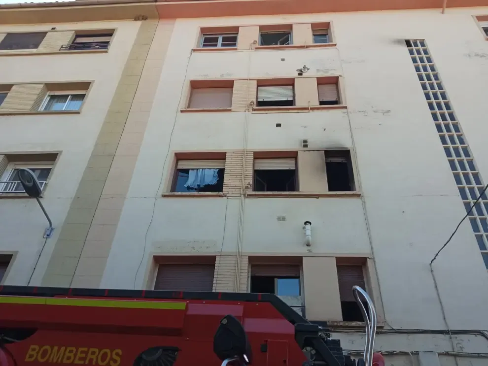 El segundo piso del número 9 de la calle Guara de Barbastro ha sufrido un incendio este domingo.