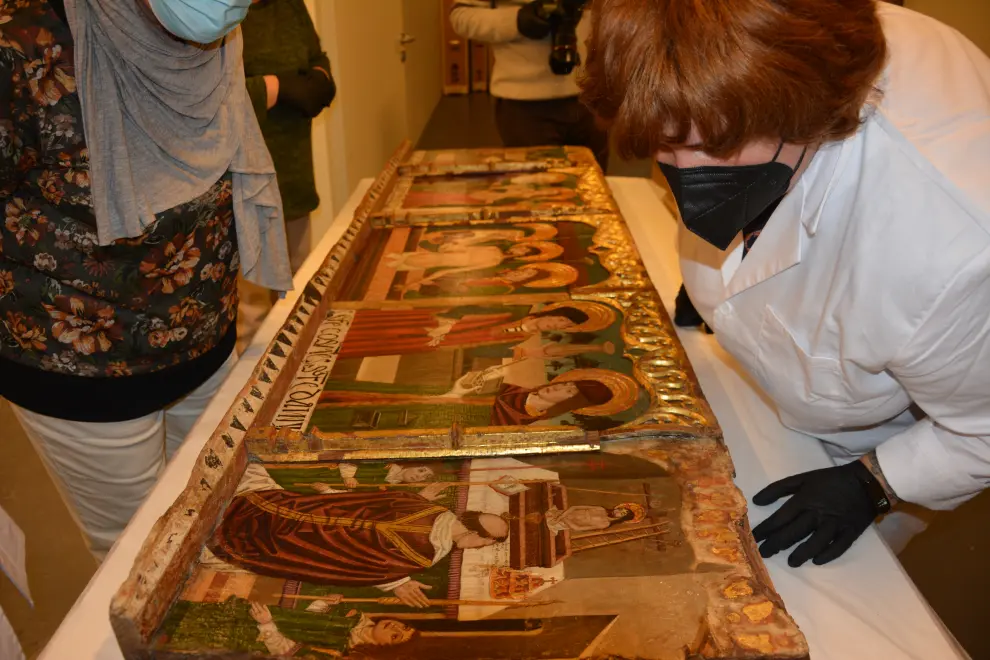 El Museo Diocesano de Barbastro-Monzón continúa con la apertura de cajas y examen preliminar de las obras aragonesas.