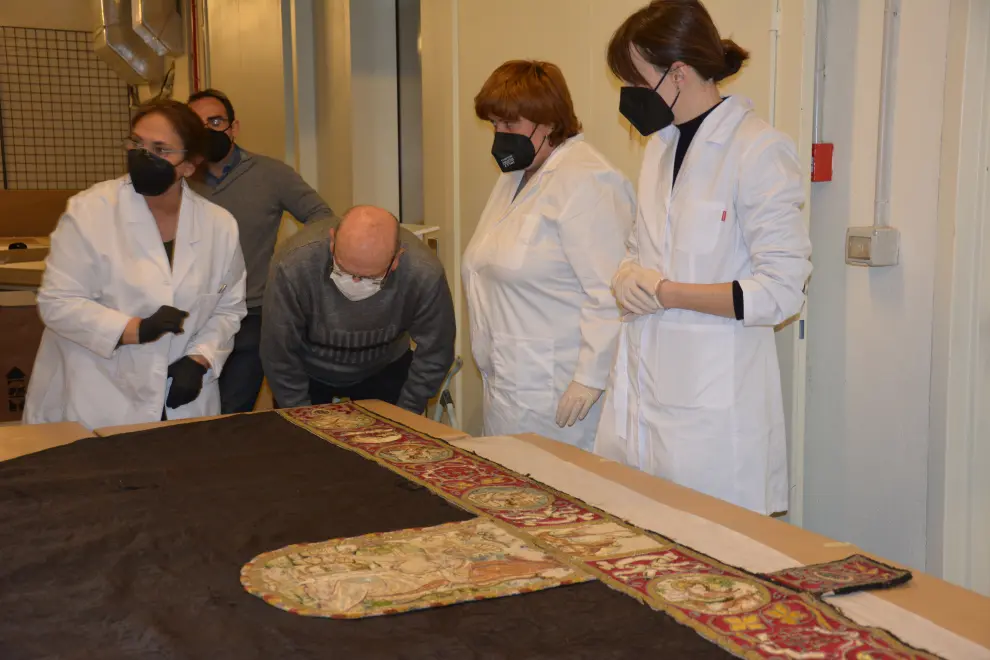 El Museo Diocesano de Barbastro-Monzón continúa con la apertura de cajas y examen preliminar de las obras aragonesas.