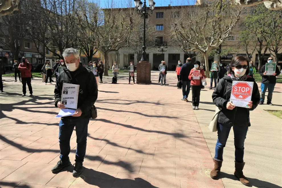 Concentración en la plaza de Cervantes de Huesca por una vivienda digna.