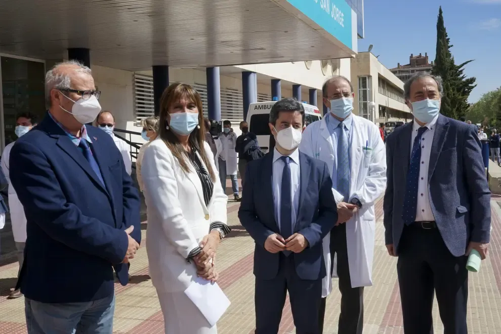 La consejera de Sanidad, Sira Repollés, ha visitado el hospital San Jorge de Huesca