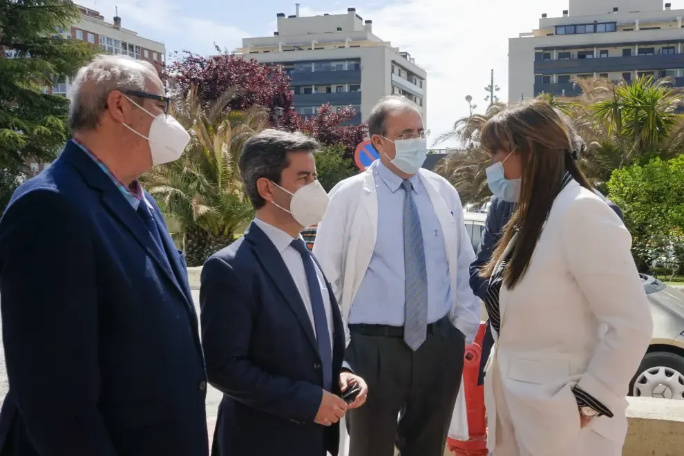 La consejera de Sanidad, Sira Repollés, ha visitado el Hospital San Jorge de Huesca.