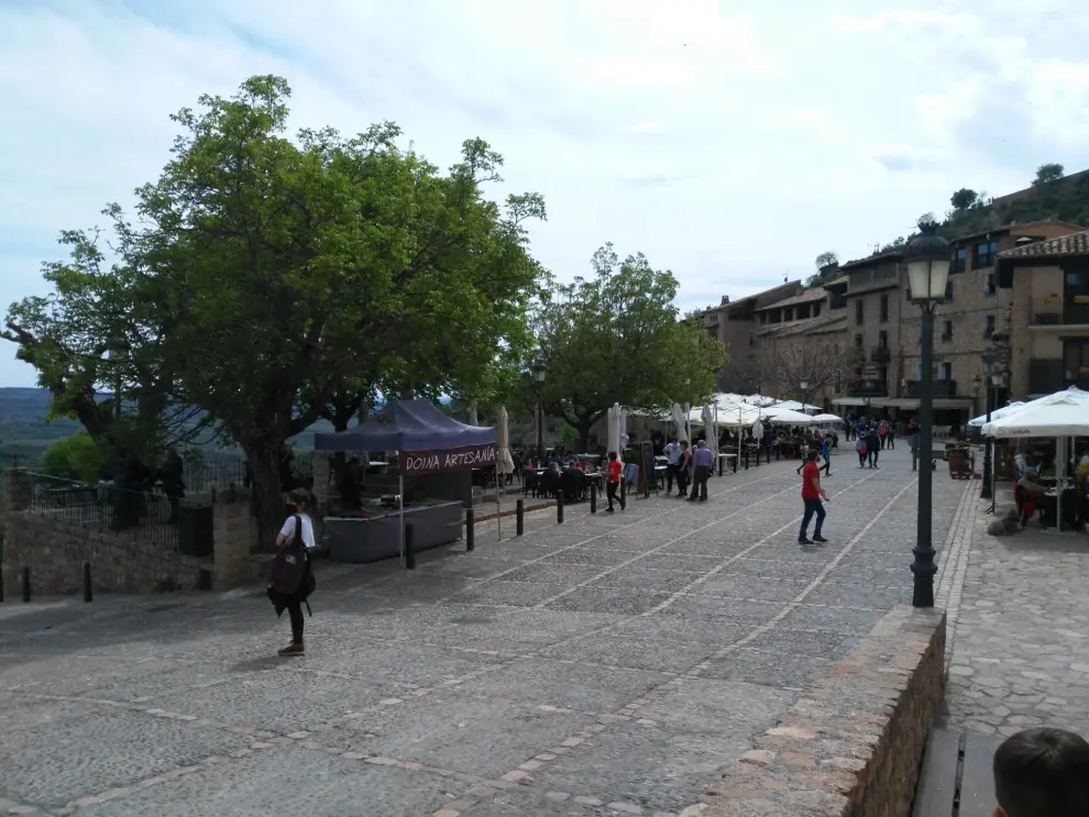 Ambiente de turismo en las calles y terrazas de Alquézar este fin de semana.
