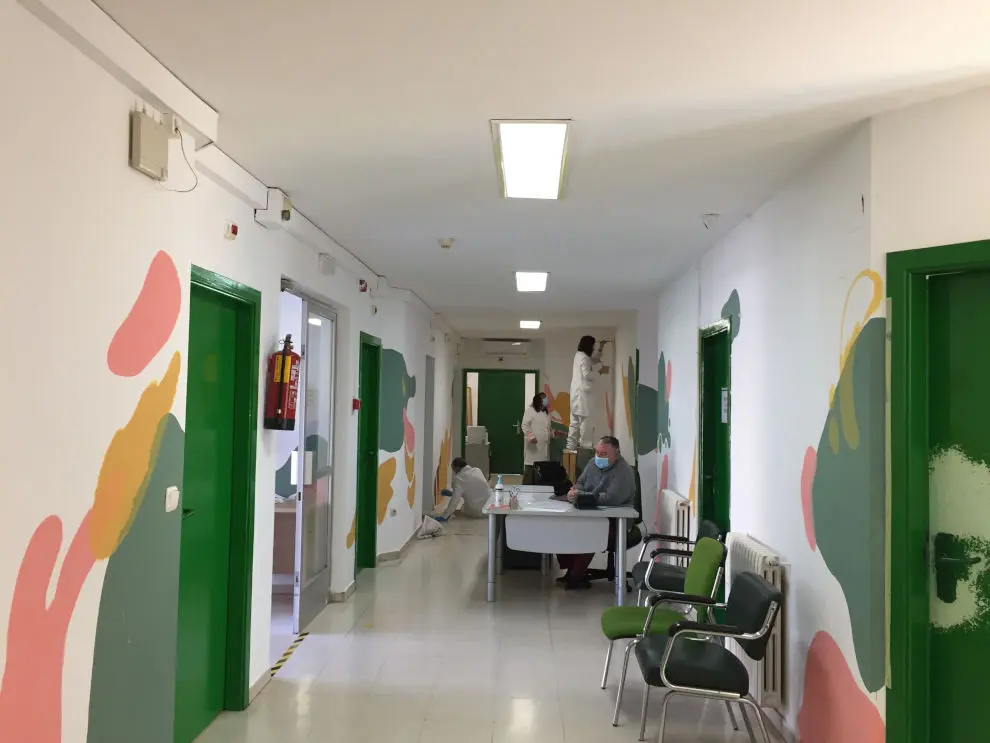 Los usuarios del centro de día de Arcadia pintaron un mural para su sala polivalente.