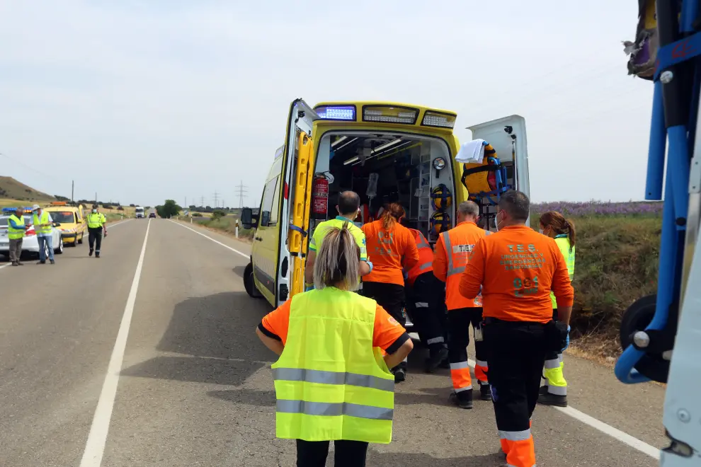 El conductor de una furgoneta ha fallecido y los dos ocupantes de un turismo han resultado heridos graves.