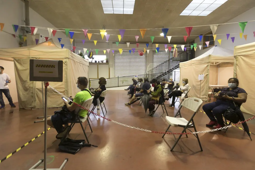 Vacunación masiva en el local de la Asociación de Vecinos de San Lorenzo en Huesca.