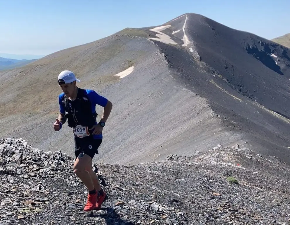 Alberto Lasobras, ganador en la 28K, subiendo el pico Estibafreda (2700 m)