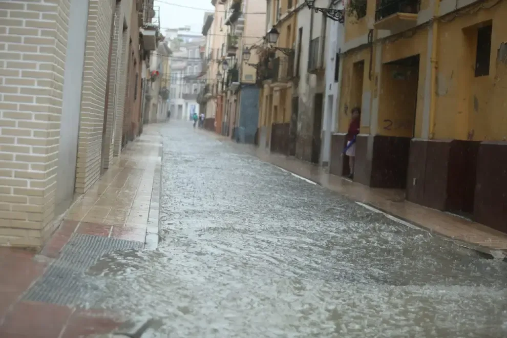 El agua ha anegado algunas calles de la ciudad.