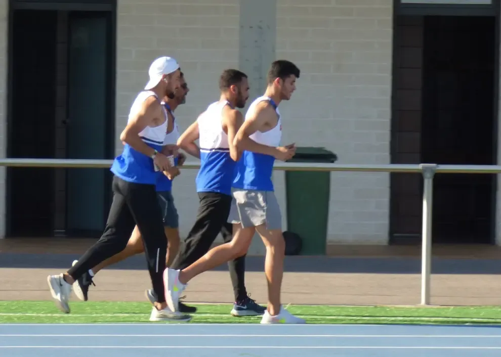 Los cuatro atletas pisaron este viernes las pistas de atletismo del Campo Municipal de Deportes de Barbastro