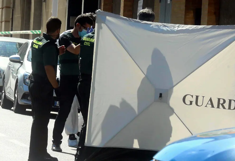 Imagen del presunto autor de la muerte de la mujer tras la lona colocada por la Guardia Civil.