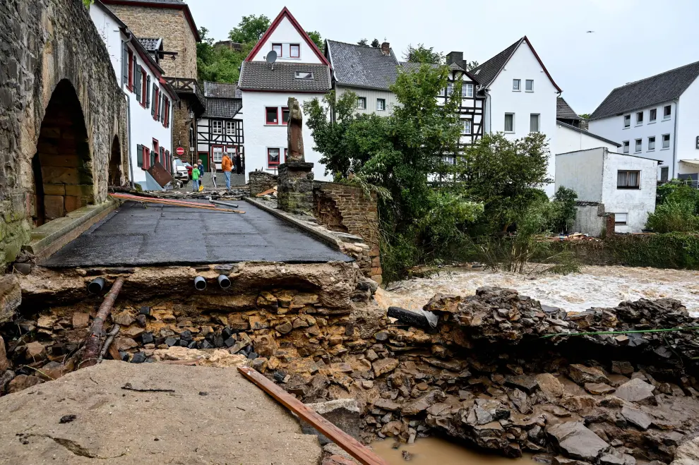 Bad Muenstereifel (Germany), 15/07/2021.- A damaged road after flooding in Bad Muenstereifel, Germany, 15 July 2021. Large parts of North Rhine-Westphalia (NRW) were hit by heavy, continuous rain in the night to Wednesday, resulting in local flash floods that destroyed buildings and swept away cars. (Inundaciones, Alemania) EFE/EPA/SASCHA STEINBACH Thunderstorms with heavy rain hit North Rhine-Westphalia