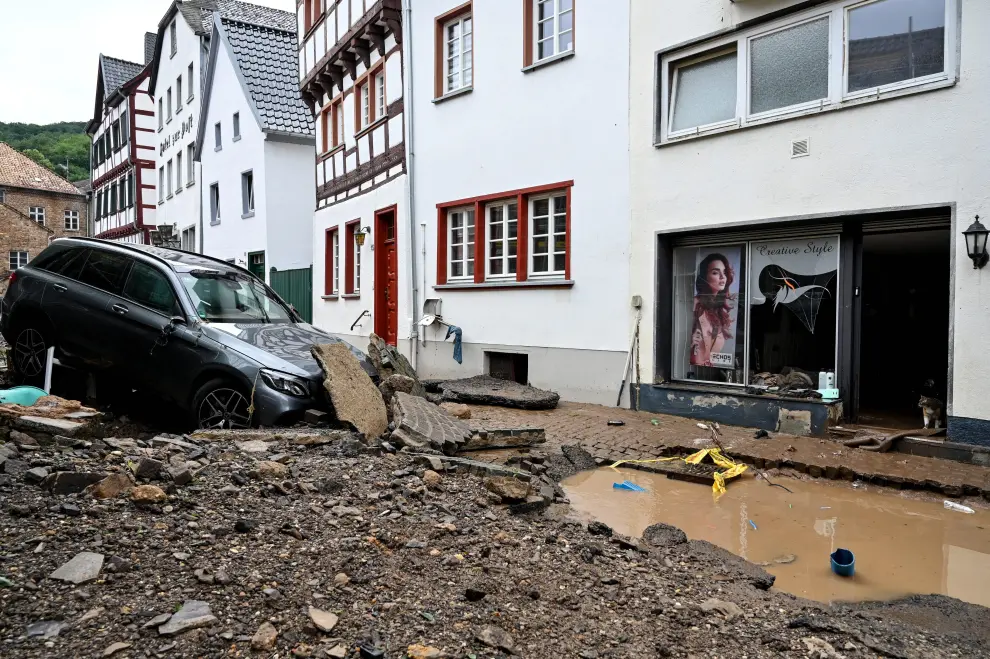 Bad Muenstereifel (Germany), 15/07/2021.- A damaged bridge after flooding in Bad Muenstereifel, Germany, 15 July 2021. Large parts of North Rhine-Westphalia (NRW) were hit by heavy, continuous rain in the night to Wednesday, resulting in local flash floods that destroyed buildings and swept away cars. (Inundaciones, Alemania) EFE/EPA/SASCHA STEINBACH Thunderstorms with heavy rain hit North Rhine-Westphalia