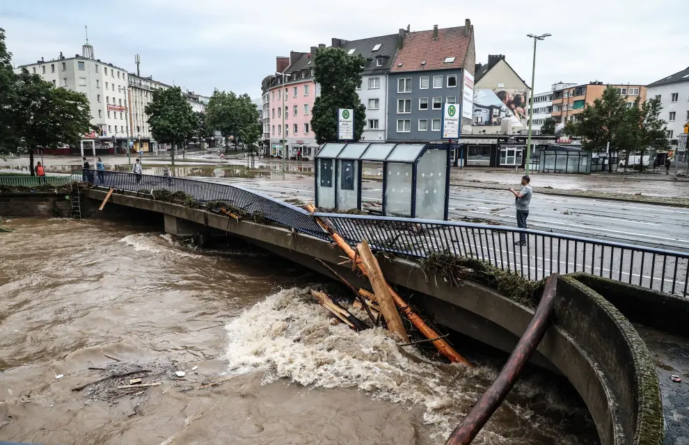Bad Muenstereifel (Germany), 15/07/2021.- A woman cleans a shop entrance after flooding in Bad Muenstereifel, Germany, 15 July 2021. Large parts of North Rhine-Westphalia (NRW) were hit by heavy, continuous rain in the night to Wednesday, resulting in local flash floods that destroyed buildings and swept away cars. (Inundaciones, Alemania) EFE/EPA/SASCHA STEINBACH Thunderstorms with heavy rain hit North Rhine-Westphalia