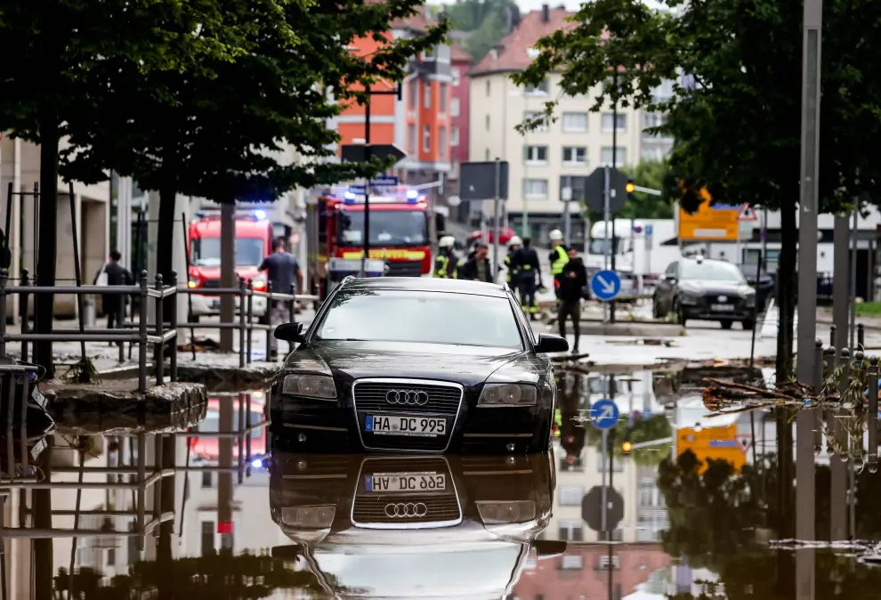 Hagen (Germany), 15/07/2021.- A woman walks on flooded street in Hagen, Germany, 15 July 2021. Large parts of North Rhine-Westphalia (NRW) were hit by heavy, continuous rain in the night of 14 July, resulting in local flash floods that destroyed buildings and swept away cars. (Inundaciones, Alemania) EFE/EPA/FRIEDEMANN VOGEL Thunderstorms with heavy rain hit North Rhine-Westphalia