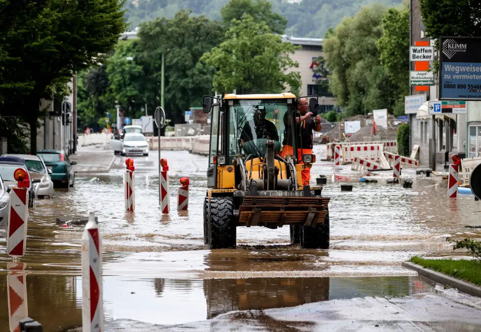 Hagen (Germany), 15/07/2021.- A car is seen on a flooded street in Hagen, Germany, 15 July 2021. Large parts of North Rhine-Westphalia (NRW) were hit by heavy, continuous rain in the night to Wednesday, resulting in local flash floods that destroyed buildings and swept away cars. (Inundaciones, Alemania) EFE/EPA/FRIEDEMANN VOGEL Thunderstorms with heavy rain hit North Rhine-Westphalia