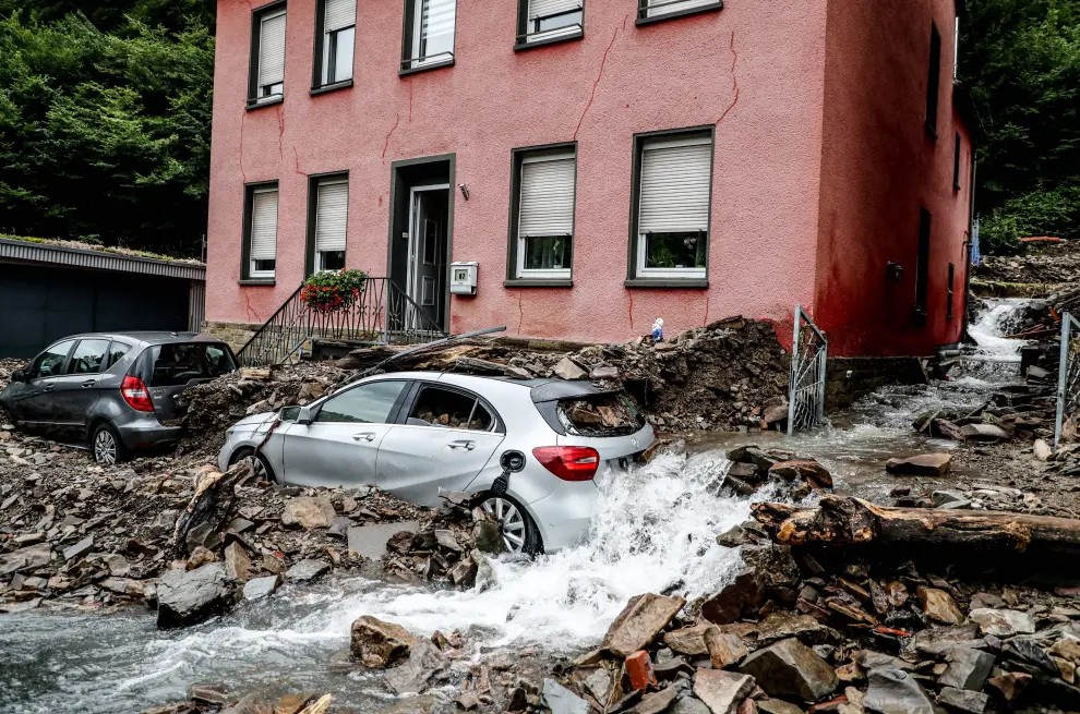 Hagen (Germany), 15/07/2021.- Damaged cars after flooding in Hagen, Germany, 15 July 2021. Large parts of North Rhine-Westphalia (NRW) were hit by heavy, continuous rain in the night to Wednesday, resulting in local flash floods that destroyed buildings and swept away cars. (Inundaciones, Alemania) EFE/EPA/FRIEDEMANN VOGEL Thunderstorms with heavy rain hit North Rhine-Westphalia