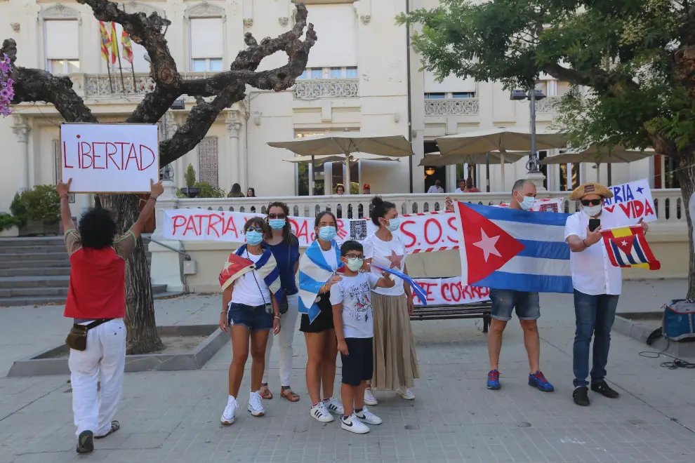 Protesta en la Plaza de Navarra de la capital oscense

	Manifestantes cubanos

 foto pablo segura 15 - 7 - 21