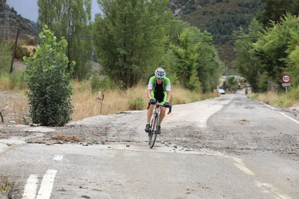 Un ciclista circulando por la carretera de Arguis este miércoles